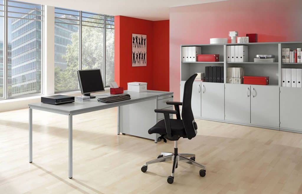 Abbildung Schreibtisch und Bürostuhl